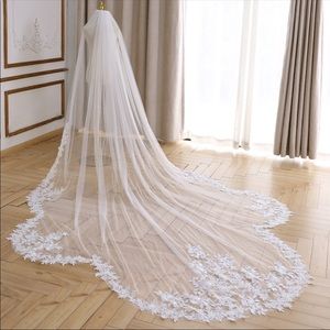 👰‍♀️✨UNWORN WHITE ROYAL LENGTH VEIL 137”